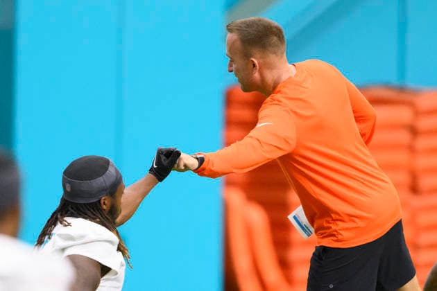 MIAMI GARDENS, FL - JULY 29: Miami Dolphins head coach Jeff Hafley bumps fists with Miami Dolphins running back Jaylen Wright (5) during the Miami Dolphins Training Camp on August 29, 2026, at the Baptist Health Training Complex in Miami Gardens, FL. (Photo by Doug Murray Icon Sportswire) NFL, American Football Herren, USA JUL 29 Dolphins Training Camp EDITORIAL USE ONLY Icon796260729007