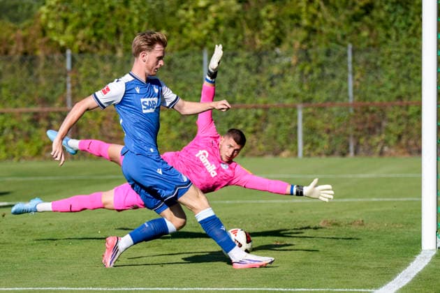 v.li.: Timon Weiner (Torhüter, Kiel, 1), Mats Rots (Hoffenheim, 39, Neuzugang), Zweikampf, Spielszene, Duell, duel, tackle, tackling, Dynamik, Action, Aktion, 29.07.2026, Zuzenhausen (Deutschland), Fussball, Testspiel, TSG 1899 Hoffenheim - Holstein Kiel, DFB DFL REGULATIONS PROHIBIT ANY USE OF PHOTOGRAPHS AS IMAGE SEQUENCES AND OR QUASI-VIDEO. *** v li Timon Weiner, goalkeeper, Kiel, 1, Mats Rots, Hoffenheim, 39, new signing, tackle, game scene, duel, tackle, tackling, dynamic, action, 07 29 2026, Zuzenhausen, Germany, soccer, friendly match, TSG 1899 Hoffenheim vs. Holstein Kiel, DFB and DFL regulations prohibit any use of photographs as image sequences and or quasi-video xozx