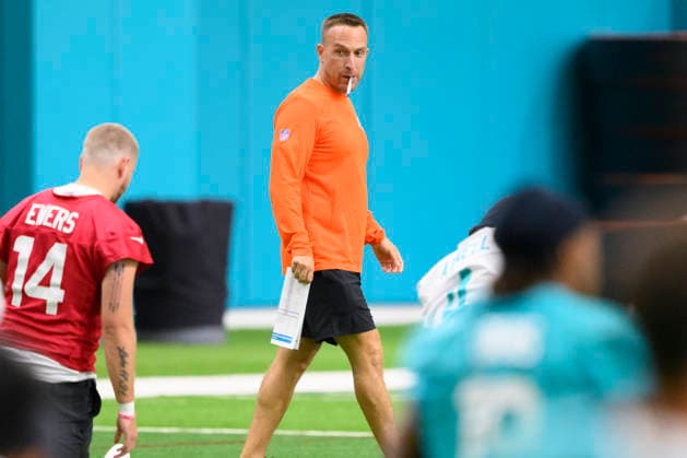 MIAMI GARDENS, FL - JULY 29: Miami Dolphins head coach Jeff Hafley walks by Miami Dolphins quarterback Quinn Ewers (14) during the Miami Dolphins Training Camp on August 29, 2026, at the Baptist Health Training Complex in Miami Gardens, FL. (Photo by Doug Murray Icon Sportswire) NFL, American Football Herren, USA JUL 29 Dolphins Training Camp EDITORIAL USE ONLY Icon796260729008