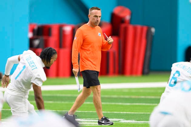 MIAMI GARDENS, FL - JULY 29: Miami Dolphins head coach Jeff Hafley watches the player during the Miami Dolphins Training Camp on August 29, 2026, at the Baptist Health Training Complex in Miami Gardens, FL. (Photo by Doug Murray Icon Sportswire) NFL, American Football Herren, USA JUL 29 Dolphins Training Camp EDITORIAL USE ONLY Icon796260729009