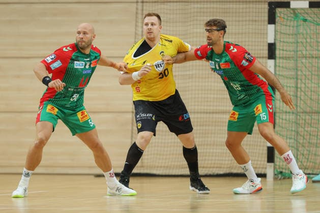 29.07.2026, xtgx, Handball Testspiel, SC Magdeburg - HSC 2000 Coburg v.l. Oscar Bergendahl (Magdeburg, 54), Nils Röller (Coburg, 30), Antonio Serradilla Cuenca (Magdeburg, 15) Zweikampf, Duell, Kampf, tackle Halle *** July 29, 2026, xtgx, Handball Exhibition Match, SC Magdeburg vs. HSC 2000 Coburg, Oscar Bergendahl (Magdeburg), 54, Nils Röller (Coburg), 30, Antonio Serradilla Cuenca (Magdeburg), 15, one-on-one, duel, battle, tackle, indoor arena