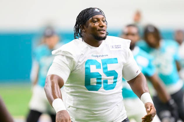 MIAMI GARDENS, FL - JULY 29: Miami Dolphins guard James Ester (65) warms up during the Miami Dolphins Training Camp on August 29, 2026, at the Baptist Health Training Complex in Miami Gardens, FL. (Photo by Doug Murray Icon Sportswire) NFL, American Football Herren, USA JUL 29 Dolphins Training Camp EDITORIAL USE ONLY Icon796260729013