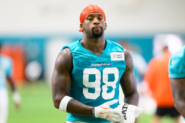 MIAMI GARDENS, FL - JULY 29: Miami Dolphins linebacker Clelin Ferrell (98) warms up during the Miami Dolphins Training Camp on August 29, 2026, at the Baptist Health Training Complex in Miami Gardens, FL. (Photo by Doug Murray Icon Sportswire) NFL, American Football Herren, USA JUL 29 Dolphins Training Camp EDITORIAL USE ONLY Icon796260729015
