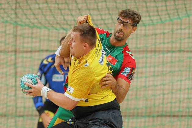 29.07.2026, xtgx, Handball Testspiel, SC Magdeburg - HSC 2000 Coburg v.l. Nils Röller (Coburg, 30), Antonio Serradilla Cuenca (Magdeburg, 15) Zweikampf, Duell, Kampf, tackle Halle *** July 29, 2026, xtgx, Handball Exhibition Match, SC Magdeburg vs. HSC 2000 Coburg, left: Nils Röller (Coburg), 30, Antonio Serradilla (Cuenca, Magdeburg), 15, one-on-one, duel, battle, tackle, indoor arena