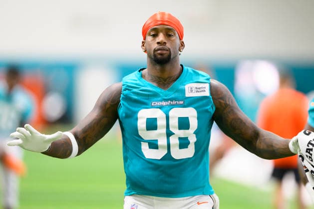MIAMI GARDENS, FL - JULY 29: Miami Dolphins linebacker Clelin Ferrell (98) warms up during the Miami Dolphins Training Camp on August 29, 2026, at the Baptist Health Training Complex in Miami Gardens, FL. (Photo by Doug Murray Icon Sportswire) NFL, American Football Herren, USA JUL 29 Dolphins Training Camp EDITORIAL USE ONLY Icon796260729016