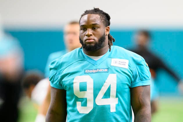 MIAMI GARDENS, FL - JULY 29: Miami Dolphins defensive lineman Jordan Phillips (94) warms up during the Miami Dolphins Training Camp on August 29, 2026, at the Baptist Health Training Complex in Miami Gardens, FL. (Photo by Doug Murray Icon Sportswire) NFL, American Football Herren, USA JUL 29 Dolphins Training Camp EDITORIAL USE ONLY Icon796260729017