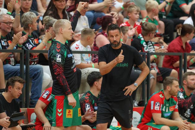 29.07.2026, xtgx, Handball Testspiel, SC Magdeburg - HSC 2000 Coburg v.l. Magnus Saugstrup (Magdeburg, 23) Bennet Wiegert (Magdeburg, Trainer) Daumen hoch gibt Anweisungen, gestikuliert mit den Armen, gesticulate, gives instructions Halle *** July 29, 2026, xtgx, handball exhibition game, SC Magdeburg vs. HSC 2000 Coburg; Magnus Saugstrup (Magdeburg), 23 Bennet Wiegert (Magdeburg); coach gives a thumbs-up, gives instructions, gestures with his arms, gestures, gives instructions; indoor arena