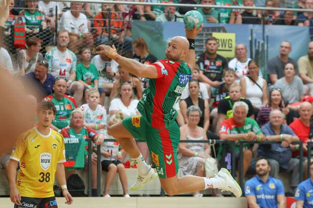 29.07.2026, xtgx, Handball Testspiel, SC Magdeburg - HSC 2000 Coburg v.l. Oscar Bergendahl (Magdeburg, 54) wirft Tor, Torschuetze, erzielt Tor, Treffer, scores the goal Halle *** July 29, 2026, xtgx, Handball Exhibition Match, SC Magdeburg vs. HSC 2000 Coburg, by Oscar Bergendahl, Magdeburg, 54 shots on goal, goal scorers, scores a goal, goal, scores the goal, Halle
