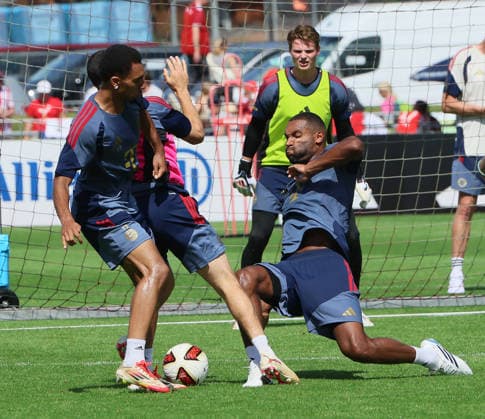 29.07.2026, FC Bayern Muenchen, Trainingslager am Tegernsee , Fussball, im Bild: Arijon Ibrahimovic (FC Bayern Muenchen) vs Jonathan Tah (FC Bayern Muenchen), Jonas Urbig (FC Bayern Muenchen) schaut zu *** July 29, 2026, FC Bayern Munich, training camp at Lake Tegernsee, soccer, sports; pictured: Arijon Ibrahimovic (FC Bayern Munich) vs. Jonathan Tah (FC Bayern Munich); Jonas Urbig (FC Bayern Munich) watches