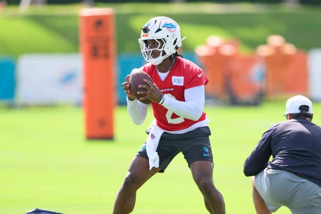 MIAMI GARDENS, FL - JULY 29: Miami Dolphins quarterback Malik Willis (2) takes the snap of the ball during the Miami Dolphins Training Camp on August 29, 2026, at the Baptist Health Training Complex in Miami Gardens, FL. (Photo by Doug Murray Icon Sportswire) NFL, American Football Herren, USA JUL 29 Dolphins Training Camp EDITORIAL USE ONLY Icon796260729030
