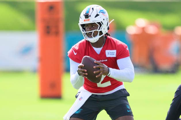 MIAMI GARDENS, FL - JULY 29: Miami Dolphins quarterback Malik Willis (2) takes the snap of the ball during the Miami Dolphins Training Camp on August 29, 2026, at the Baptist Health Training Complex in Miami Gardens, FL. (Photo by Doug Murray Icon Sportswire) NFL, American Football Herren, USA JUL 29 Dolphins Training Camp EDITORIAL USE ONLY Icon796260729033