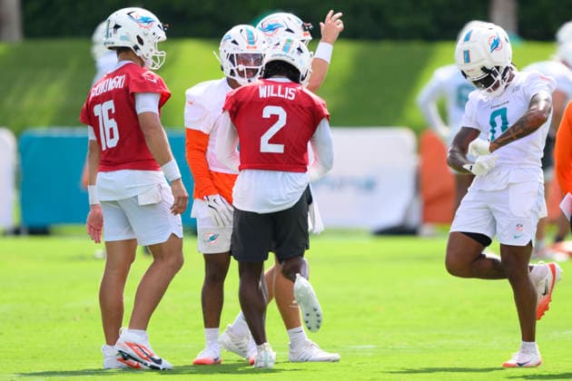 MIAMI GARDENS, FL - JULY 29: Miami Dolphins quarterbacks Malik Willis (2) and Mark Gronowski (16) talk with running backs Carlos Washington Jr. (37) and Ollie Gordon II (0) during the Miami Dolphins Training Camp on August 29, 2026, at the Baptist Health Training Complex in Miami Gardens, FL. (Photo by Doug Murray Icon Sportswire) NFL, American Football Herren, USA JUL 29 Dolphins Training Camp EDITORIAL USE ONLY Icon796260729042