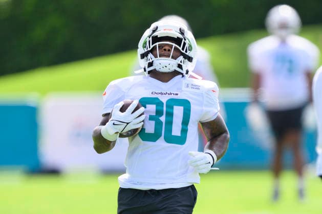 MIAMI GARDENS, FL - JULY 29: Miami Dolphins running back Anthony Hankerson (30) runs with the ball during the Miami Dolphins Training Camp on August 29, 2026, at the Baptist Health Training Complex in Miami Gardens, FL. (Photo by Doug Murray Icon Sportswire) NFL, American Football Herren, USA JUL 29 Dolphins Training Camp EDITORIAL USE ONLY Icon796260729043