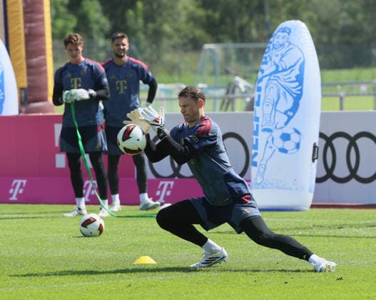 29.07.2026, FC Bayern Muenchen, Trainingslager am Tegernsee , Fussball, im Bild: Manuel Neuer (FC Bayern Muenchen) von Jonas Urbig (FC Bayern Muenchen) und Sven Ulreich (FC Bayern Muenchen) beobachtet *** July 29, 2026, FC Bayern Munich, training camp at Lake Tegernsee, soccer, sports, pictured: Manuel Neuer of FC Bayern Munich, photographed by Jonas Urbig; FC Bayern Munich and Sven Ulreich of FC Bayern Munich are being watched