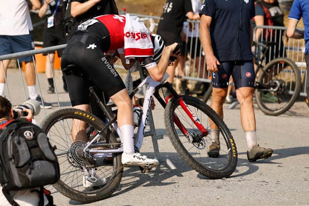 29.07.2026, Monteceneri, Monteceneri, 2026 UEC MTB European Championship, EM, Europameisterschaft XCC Qualifications Men Junior, Alessandro Soler 40 (SUI) recovering after the race Monteceneri Monteceneri Ticino Switzerland *** July 29, 2026, Monteceneri, Monteceneri, 2026 UEC MTB European Championship XCC Qualifications Men s Junior, Alessandro Soler 40 SUI recovering after the race in Monteceneri, Monteceneri, Ticino, Switzerland Copyright: xJustPictures.ch FrancescoxMinghettix jp-en-FrMi-_NG_0869