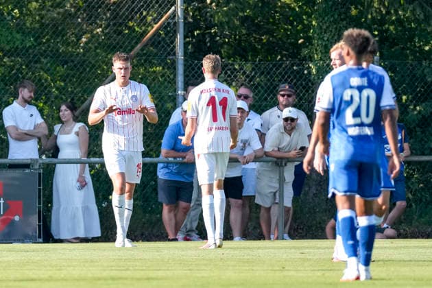 v.li.: Torschütze Phil Harres (Kiel, 19), Alexander Bernhardsson (Kiel, 11), Spieler von Holstein Kiel, jubeln über das Tor zum 1:1, Jubel, Torjubel, Torerfolg, celebrate the goal, goal, celebration, jubelt ueber das Tor, Freuen, Freude, freut sich, optimistisch, positiv, Spielszene, Highlight, Action, Aktion, 29.07.2026, Zuzenhausen (Deutschland), Fussball, Testspiel, TSG 1899 Hoffenheim - Holstein Kiel, DFB DFL REGULATIONS PROHIBIT ANY USE OF PHOTOGRAPHS AS IMAGE SEQUENCES AND OR QUASI-VIDEO. *** From left: Goal scorer Phil Harres (Kiel, 19), Alexander Bernhardsson (Kiel, 11), Holstein Kiel players, celebrating the 1-1 goal, Celebration, goal celebration, scoring a goal, celebrate the goal, goal, celebration, celebrating the goal, joy, happiness, happy, optimistic, positive, game scene, highlight, action, July 29, 2026, Zuzenhausen, Germany, soccer, friendly match, TSG 1899 Hoffenheim vs. Holstein Kiel, DFB and DFL regulations prohibit any use of photographs as image sequences and or quasi-video xozx