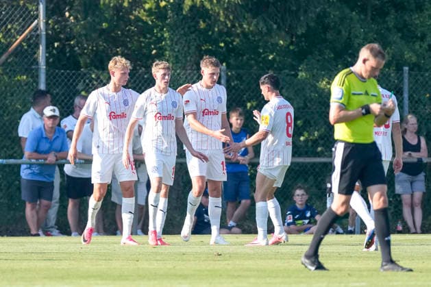 Spieler von Holstein Kiel, jubeln über das Tor zum 1:1, Jubel, Torjubel, Torerfolg, celebrate the goal, goal, celebration, jubelt ueber das Tor, Freuen, Freude, freut sich, optimistisch, positiv, Spielszene, Highlight, Action, Aktion, 29.07.2026, Zuzenhausen (Deutschland), Fussball, Testspiel, TSG 1899 Hoffenheim - Holstein Kiel, DFB DFL REGULATIONS PROHIBIT ANY USE OF PHOTOGRAPHS AS IMAGE SEQUENCES AND OR QUASI-VIDEO. *** Holstein Kiel players celebrate the goal that tied the game at 1-1, Celebration, goal celebration, goal scored, celebrate the goal, goal, celebration, celebrating the goal, joy, happiness, happy, optimistic, positive, game scene, highlight, action, July 29, 2026, Zuzenhausen, Germany, soccer, friendly match, TSG 1899 Hoffenheim vs. Holstein Kiel, DFB and DFL regulations prohibit any use of photographs as image sequences and or quasi-video xozx