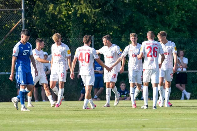 Spieler von Holstein Kiel, jubeln über das Tor zum 1:1, Jubel, Torjubel, Torerfolg, celebrate the goal, goal, celebration, jubelt ueber das Tor, Freuen, Freude, freut sich, optimistisch, positiv, Spielszene, Highlight, Action, Aktion, 29.07.2026, Zuzenhausen (Deutschland), Fussball, Testspiel, TSG 1899 Hoffenheim - Holstein Kiel, DFB DFL REGULATIONS PROHIBIT ANY USE OF PHOTOGRAPHS AS IMAGE SEQUENCES AND OR QUASI-VIDEO. *** Holstein Kiel players celebrate the goal that tied the game at 1-1, Celebration, goal celebration, goal scored, celebrate the goal, goal, celebration, celebrating the goal, joy, happiness, happy, optimistic, positive, game scene, highlight, action, July 29, 2026, Zuzenhausen, Germany, soccer, friendly match, TSG 1899 Hoffenheim vs. Holstein Kiel, DFB and DFL regulations prohibit any use of photographs as image sequences and or quasi-video xozx