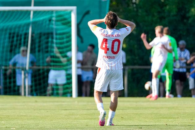 Leon Parduzi (Kiel, 40), Spieler von Holstein Kiel, enttäuscht schauend, Enttäuschung, Frustration, disappointed, pessimistisch, Aktion, Action, Spielszene, 29.07.2026, Zuzenhausen (Deutschland), Fussball, Testspiel, TSG 1899 Hoffenheim - Holstein Kiel, DFB DFL REGULATIONS PROHIBIT ANY USE OF PHOTOGRAPHS AS IMAGE SEQUENCES AND OR QUASI-VIDEO. *** Leon Parduzi Kiel, 40, Holstein Kiel player, looking disappointed, disappointment, frustration, pessimistic, action, game scene, July 29, 2026, Zuzenhausen, Germany, soccer, friendly match, TSG 1899 Hoffenheim vs. Holstein Kiel, DFB and DFL regulations prohibit any use of photographs as image sequences and or quasi-video xozx