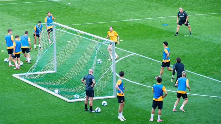 Budapest , 29-07-2026 , Groupama Arena , season 2026 2027 , UEFA Europa League play-off football , training FC Twente , picture shows FC Twente player Wout Weghorst scores FC Twente coach John van den Brom Training Twente in Budapest  x205309231x Copyright: