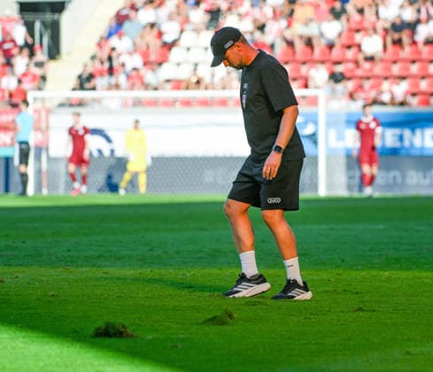 29.07.2026, xpsx, Fussball Testspiel, Kickers Offenbach - VfB Stuttgart v.l. Trainer Sebastian Hoeneß (VfB Stuttgart) macht während dem Torjubel löcher zu (DFL DFB REGULATIONS PROHIBIT ANY USE OF PHOTOGRAPHS as IMAGE SEQUENCES and or QUASI-VIDEO) emspor Offenbach *** July 29, 2026, xpsx, Soccer Friendly Match, Kickers Offenbach vs. VfB Stuttgart; Coach Sebastian Hoeneß of VfB Stuttgart makes a gesture during the goal celebration. DFL and DFB regulations prohibit any use of photographs as image sequences and or quasi-video. emspor Offenbach