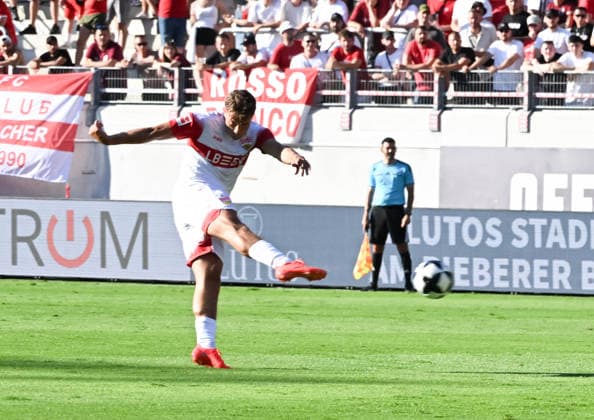 29.07.2026, xsltx, Fussball Testspiel, Kickers Offenbach - VfB Stuttgart v.l. Mit einer kraftvollen und abgefälschten Direktabnahme trifft Christopher Olivier (VfB Stuttgart) zum 1:0 für Stuttgart (DFL DFB REGULATIONS PROHIBIT ANY USE OF PHOTOGRAPHS as IMAGE SEQUENCES and or QUASI-VIDEO) *** July 29, 2026, xsltx, Soccer Friendly Match, Kickers Offenbach vs. VfB Stuttgart: With a powerful, deflected first-time shot, Christopher Olivier scores the 1–0 goal for Stuttgart. DFL and DFB regulations prohibit any use of photographs as image sequences and or quasi-video.