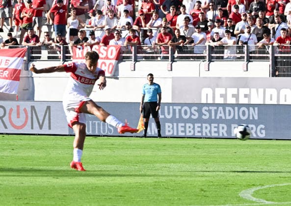 29.07.2026, xsltx, Fussball Testspiel, Kickers Offenbach - VfB Stuttgart v.l. Mit einer kraftvollen und abgefälschten Direktabnahme trifft Christopher Olivier (VfB Stuttgart) zum 1:0 für Stuttgart (DFL DFB REGULATIONS PROHIBIT ANY USE OF PHOTOGRAPHS as IMAGE SEQUENCES and or QUASI-VIDEO) *** July 29, 2026, xsltx, Soccer Friendly Match, Kickers Offenbach vs. VfB Stuttgart: With a powerful, deflected first-time shot, Christopher Olivier scores the 1–0 goal for Stuttgart. DFL and DFB regulations prohibit any use of photographs as image sequences and or quasi-video.
