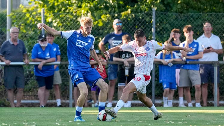 v.li.: Oskar Hencke (Hoffenheim, 41), Adrian Kapralik (Kiel, 20), Zweikampf, Spielszene, Duell, duel, tackle, tackling, Dynamik, Action, Aktion, 29.07.2026, Zuzenhausen (Deutschland), Fussball, Testspiel, TSG 1899 Hoffenheim - Holstein Kiel, DFB DFL REGULATIONS PROHIBIT ANY USE OF PHOTOGRAPHS AS IMAGE SEQUENCES AND OR QUASI-VIDEO. *** v li Oskar Hencke Hoffenheim, 41, Adrian Kapralik Kiel, 20, tackle, game scene, duel, tackle, tackling, dynamics, action, 07 29 2026, Zuzenhausen, Germany, soccer, friendly match, TSG 1899 Hoffenheim vs. Holstein Kiel, DFB and DFL regulations prohibit any use of photographs as image sequences and or quasi-video xozx