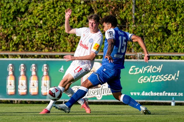 v.li.: Alexander Bernhardsson (Kiel, 11), Valentin Gendrey (Hoffenheim, 15), Zweikampf, Spielszene, Duell, duel, tackle, tackling, Dynamik, Action, Aktion, 29.07.2026, Zuzenhausen (Deutschland), Fussball, Testspiel, TSG 1899 Hoffenheim - Holstein Kiel, DFB DFL REGULATIONS PROHIBIT ANY USE OF PHOTOGRAPHS AS IMAGE SEQUENCES AND OR QUASI-VIDEO. *** v li Alexander Bernhardsson Kiel, 11, Valentin Gendrey Hoffenheim, 15, tackle, game scene, duel, tackle, tackling, dynamics, action, 07 29 2026, Zuzenhausen, Germany, soccer, friendly match, TSG 1899 Hoffenheim vs. Holstein Kiel, DFB and DFL regulations prohibit any use of photographs as image sequences and or quasi-video xozx