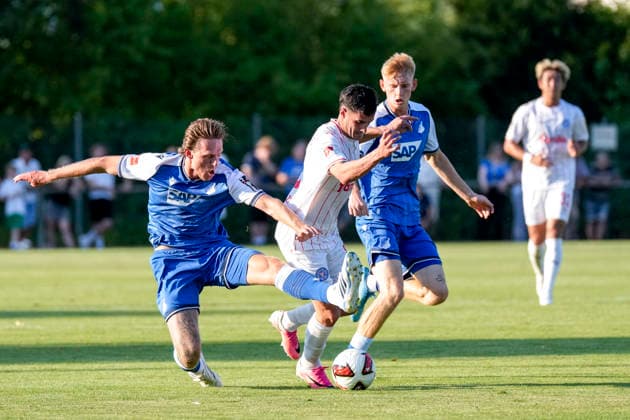 v.li.: Wouter Burger (Hoffenheim, 18), Guillermo Balzi (Kiel, 8), Oskar Hencke (Hoffenheim, 41), Zweikampf, Spielszene, Duell, duel, tackle, tackling, Dynamik, Action, Aktion, 29.07.2026, Zuzenhausen (Deutschland), Fussball, Testspiel, TSG 1899 Hoffenheim - Holstein Kiel, DFB DFL REGULATIONS PROHIBIT ANY USE OF PHOTOGRAPHS AS IMAGE SEQUENCES AND OR QUASI-VIDEO. *** v li Wouter Burger Hoffenheim, 18, Guillermo Balzi Kiel, 8, Oskar Hencke Hoffenheim, 41, tackle, game scene, duel, tackle, tackling, dynamics, action, 07 29 2026, Zuzenhausen, Germany, soccer, friendly match, TSG 1899 Hoffenheim vs. Holstein Kiel, DFB and DFL regulations prohibit any use of photographs as image sequences and or quasi-video xozx