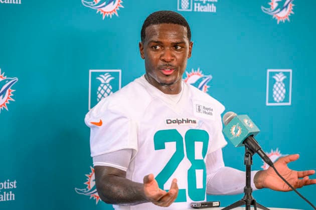 MIAMI GARDENS, FL - JULY 29: Miami Dolphins running back De Von Achane (28) speaks to the media during the Miami Dolphins Training Camp on August 29, 2026, at the Baptist Health Training Complex in Miami Gardens, FL. (Photo by Doug Murray Icon Sportswire) NFL, American Football Herren, USA JUL 29 Dolphins Training Camp EDITORIAL USE ONLY Icon796260729049