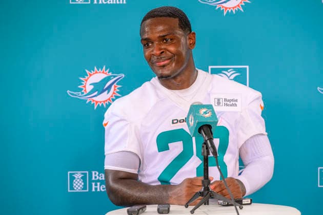 MIAMI GARDENS, FL - JULY 29: Miami Dolphins running back De Von Achane (28) smiles as he speaks to the media during the Miami Dolphins Training Camp on August 29, 2026, at the Baptist Health Training Complex in Miami Gardens, FL. (Photo by Doug Murray Icon Sportswire) NFL, American Football Herren, USA JUL 29 Dolphins Training Camp EDITORIAL USE ONLY Icon796260729051