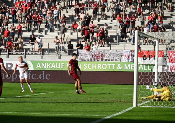 29.07.2026, xsltx, Fussball Testspiel, Kickers Offenbach - VfB Stuttgart v.l. Chris Führich (VfB Stuttgart) trifft zum 2:0, Alessandro Pistritto (Kickers Offenbach) und Johannes Brinkies (Kickers Offenbach) können den Treffer nicht verhindern (DFL DFB REGULATIONS PROHIBIT ANY USE OF PHOTOGRAPHS as IMAGE SEQUENCES and or QUASI-VIDEO) *** July 29, 2026, xsltx, Soccer Friendly Match, Kickers Offenbach vs. VfB Stuttgart; Chris Führich of VfB Stuttgart scores to make it 2–0, Alessandro Pistritto of Kickers Offenbach and Johannes Brinkies of Kickers Offenbach are unable to prevent the goal. DFL and DFB regulations prohibit any use of photographs as image sequences and or quasi-video.
