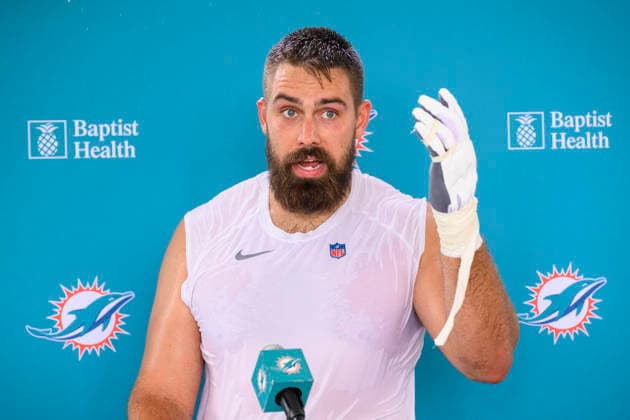 MIAMI GARDENS, FL - JULY 29: Miami Dolphins defensive lineman Zach Sieler (92) gestures as he speaks to the media during the Miami Dolphins Training Camp on August 29, 2026, at the Baptist Health Training Complex in Miami Gardens, FL. (Photo by Doug Murray Icon Sportswire) NFL, American Football Herren, USA JUL 29 Dolphins Training Camp EDITORIAL USE ONLY Icon796260729061