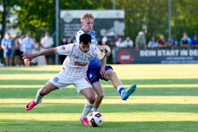 v.li.: Guillermo Balzi (Kiel, 8), Oskar Hencke (Hoffenheim, 41), Zweikampf, Spielszene, Duell, duel, tackle, tackling, Dynamik, Action, Aktion, 29.07.2026, Zuzenhausen (Deutschland), Fussball, Testspiel, TSG 1899 Hoffenheim - Holstein Kiel, DFB DFL REGULATIONS PROHIBIT ANY USE OF PHOTOGRAPHS AS IMAGE SEQUENCES AND OR QUASI-VIDEO. *** v li Guillermo Balzi Kiel, 8, Oskar Hencke Hoffenheim, 41, tackle, game scene, duel, tackle, tackling, dynamics, action, 07 29 2026, Zuzenhausen, Germany, soccer, friendly match, TSG 1899 Hoffenheim vs. Holstein Kiel, DFB and DFL regulations prohibit any use of photographs as image sequences and or quasi-video xozx