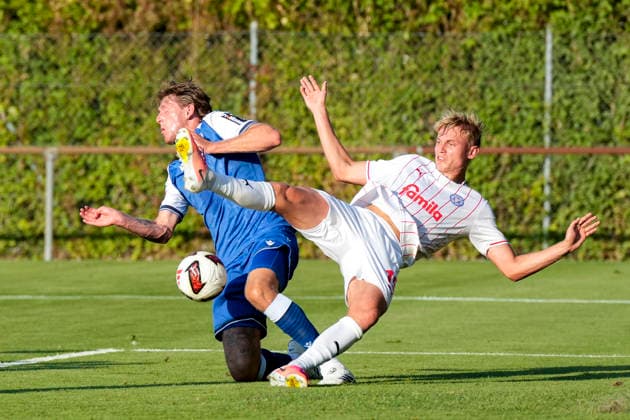 v.li.: Wouter Burger (Hoffenheim, 18), Kasper Davidsen (Kiel, 15), Zweikampf, Spielszene, Duell, duel, tackle, tackling, Dynamik, Action, Aktion, 29.07.2026, Zuzenhausen (Deutschland), Fussball, Testspiel, TSG 1899 Hoffenheim - Holstein Kiel, DFB DFL REGULATIONS PROHIBIT ANY USE OF PHOTOGRAPHS AS IMAGE SEQUENCES AND OR QUASI-VIDEO. *** v li Wouter Burger Hoffenheim, 18, Kasper Davidsen Kiel, 15, tackle, game scene, duel, tackle, tackling, dynamics, action, 07 29 2026, Zuzenhausen, Germany, soccer, friendly match, TSG 1899 Hoffenheim vs. Holstein Kiel, DFB and DFL regulations prohibit any use of photographs as image sequences and or quasi-video xozx