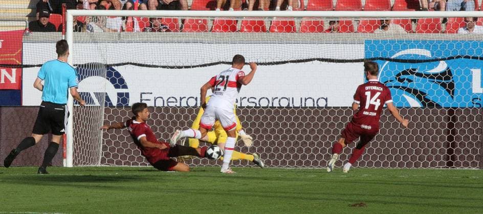 29.07.2026 xmgoodx Offenbach am Main, Plutos Stadion am Bieberer Berg - Jubiläumsspiel Kickers Offenbach (OFC) - VfB Stuttgart Tor zum 0:1 durch Chris Führich (VfB) gegen Torwart Johannes Brinkies (1, OFC) *** July 29, 2026 xmgoodx Offenbach am Main, Pluto Stadium at Bieberer Berg Anniversary Match: Kickers Offenbach OFC vs. VfB Stuttgart Goal to make it 0–1 by Chris Führich (VfB) against goalkeeper Johannes Brinkies 1, OFC