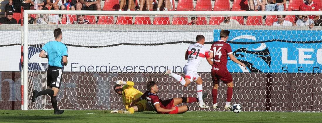 29.07.2026 xmgoodx Offenbach am Main, Plutos Stadion am Bieberer Berg - Jubiläumsspiel Kickers Offenbach (OFC) - VfB Stuttgart Tor zum 0:1 durch Chris Führich (VfB) gegen Torwart Johannes Brinkies (1, OFC) *** July 29, 2026 xmgoodx Offenbach am Main, Pluto Stadium at Bieberer Berg Anniversary Match: Kickers Offenbach OFC vs. VfB Stuttgart Goal to make it 0–1 by Chris Führich (VfB) against goalkeeper Johannes Brinkies 1, OFC