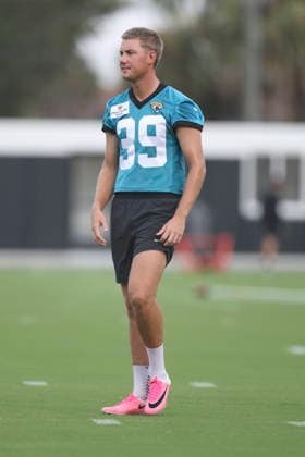 JACKSONVILLE, FL - JULY 29: Jacksonville Jaguars place kicker Cam Little (39) looks on during training camp on July 29, 2026 at the Miller Electric Center in Jacksonville, Fl. (Photo by David Rosenblum Icon Sportswire) NFL, American Football Herren, USA JUL 29 Jaguars Training Camp EDITORIAL USE ONLY Icon260729224507