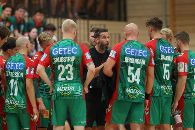29.07.2026, xtgx, Handball Testspiel, SC Magdeburg - HSC 2000 Coburg v.l. Bennet Wiegert (Magdeburg, Trainer) im Mannschaftskreis Halle *** July 29, 2026, xtgx, Handball Exhibition Match, SC Magdeburg vs. HSC 2000 Coburg, photo by Bennet Wiegert, Magdeburg, coach in the team huddle, Halle