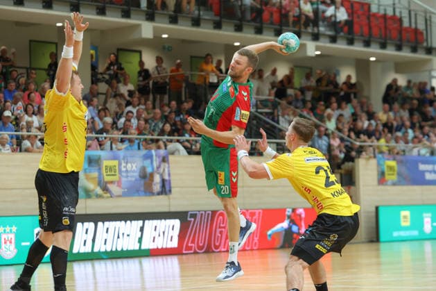 29.07.2026, xtgx, Handball Testspiel, SC Magdeburg - HSC 2000 Coburg v.l. Philipp Weber (Magdeburg, 20) wirft Tor, Torschuetze, erzielt Tor, Treffer, scores the goal Halle *** July 29, 2026, xtgx, Handball Exhibition Match, SC Magdeburg vs. HSC 2000 Coburg, Philipp Weber (Magdeburg), 20 goals, goal scorer, scores a goal, goal, scores the goal, Halle