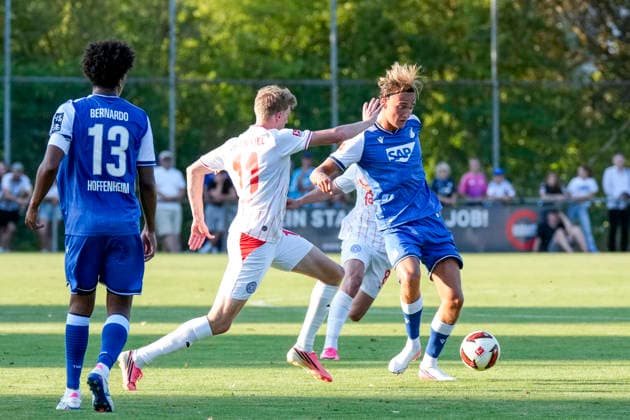 v.li.: Bernardo Fernandes da Silva Junior (Hoffenheim, 13), Alexander Bernhardsson (Kiel, 11), Luis Engelns (Hoffenheim, 16), Zweikampf, Spielszene, Duell, duel, tackle, tackling, Dynamik, Action, Aktion, 29.07.2026, Zuzenhausen (Deutschland), Fussball, Testspiel, TSG 1899 Hoffenheim - Holstein Kiel, DFB DFL REGULATIONS PROHIBIT ANY USE OF PHOTOGRAPHS AS IMAGE SEQUENCES AND OR QUASI-VIDEO. *** v li Bernardo Fernandes da Silva Junior (Hoffenheim), 13, Alexander Bernhardsson (Kiel), 11, Luis Engelns (Hoffenheim), 16, tackle, game scene, duel, tackle, tackling, dynamics, action, 07 29 2026, Zuzenhausen, Germany, soccer, friendly match, TSG 1899 Hoffenheim vs. Holstein Kiel, DFB and DFL regulations prohibit any use of photographs as image sequences and or quasi-video xozx