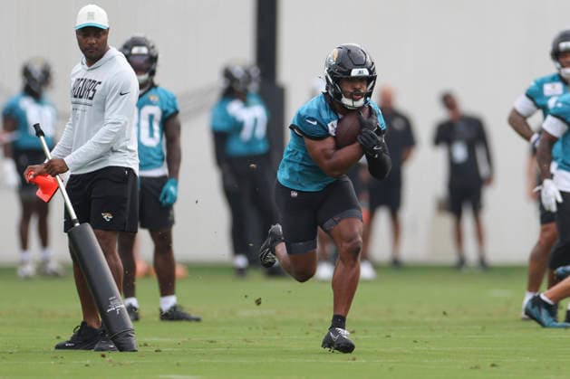 JACKSONVILLE, FL - JULY 29: Jacksonville Jaguars running back Bhayshul Tuten (33) works on a drill during training camp on July 29, 2026 at the Miller Electric Center in Jacksonville, Fl. (Photo by David Rosenblum Icon Sportswire) NFL, American Football Herren, USA JUL 29 Jaguars Training Camp EDITORIAL USE ONLY Icon260729224530