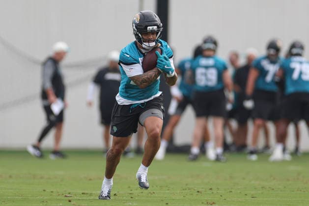 JACKSONVILLE, FL - JULY 29: Jacksonville Jaguars running back Chris Rodriguez Jr. (24) works on a drill during training camp on July 29, 2026 at the Miller Electric Center in Jacksonville, Fl. (Photo by David Rosenblum Icon Sportswire) NFL, American Football Herren, USA JUL 29 Jaguars Training Camp EDITORIAL USE ONLY Icon260729224535