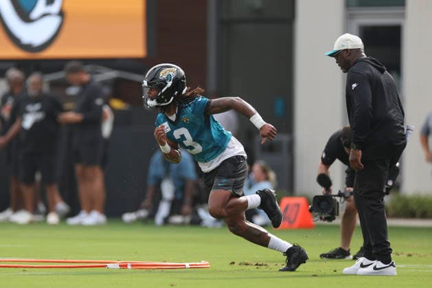 JACKSONVILLE, FL - JULY 29: Jacksonville Jaguars wide receiver Jakobi Meyers (3) works on a drill during training camp on July 29, 2026 at the Miller Electric Center in Jacksonville, Fl. (Photo by David Rosenblum Icon Sportswire) NFL, American Football Herren, USA JUL 29 Jaguars Training Camp EDITORIAL USE ONLY Icon260729224540