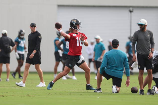 JACKSONVILLE, FL - JULY 29: Jacksonville Jaguars quarterback Trevor Lawrence (16) throws a pass during training camp on July 29, 2026 at the Miller Electric Center in Jacksonville, Fl. (Photo by David Rosenblum Icon Sportswire) NFL, American Football Herren, USA JUL 29 Jaguars Training Camp EDITORIAL USE ONLY Icon260729224560
