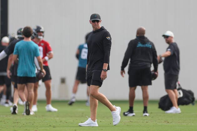 JACKSONVILLE, FL - JULY 29: Jacksonville Jaguars head coach Liam Coen looks on during training camp on July 29, 2026 at the Miller Electric Center in Jacksonville, Fl. (Photo by David Rosenblum Icon Sportswire) NFL, American Football Herren, USA JUL 29 Jaguars Training Camp EDITORIAL USE ONLY Icon260729224561
