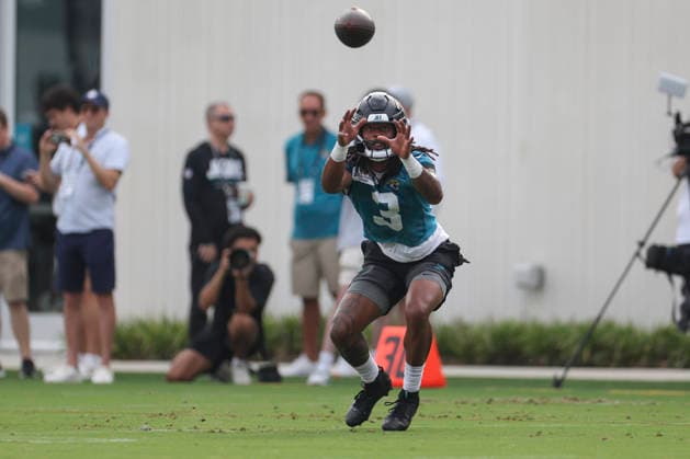 JACKSONVILLE, FL - JULY 29: Jacksonville Jaguars wide receiver Jakobi Meyers (3) catches a pass during training camp on July 29, 2026 at the Miller Electric Center in Jacksonville, Fl. (Photo by David Rosenblum Icon Sportswire) NFL, American Football Herren, USA JUL 29 Jaguars Training Camp EDITORIAL USE ONLY Icon260729224566