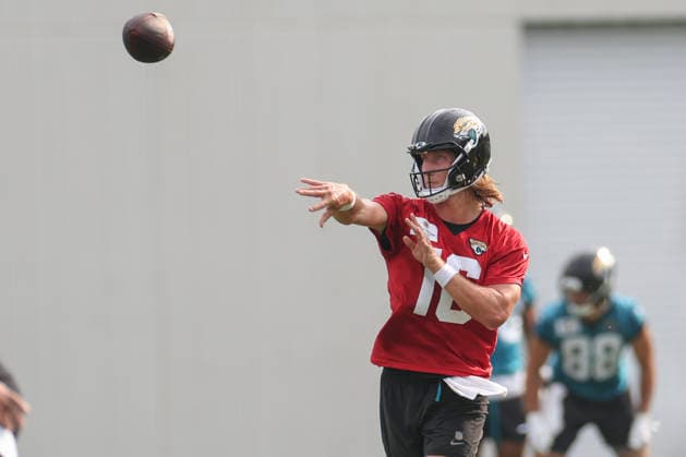 JACKSONVILLE, FL - JULY 29: Jacksonville Jaguars quarterback Trevor Lawrence (16) throws a pass during training camp on July 29, 2026 at the Miller Electric Center in Jacksonville, Fl. (Photo by David Rosenblum Icon Sportswire) NFL, American Football Herren, USA JUL 29 Jaguars Training Camp EDITORIAL USE ONLY Icon260729224569