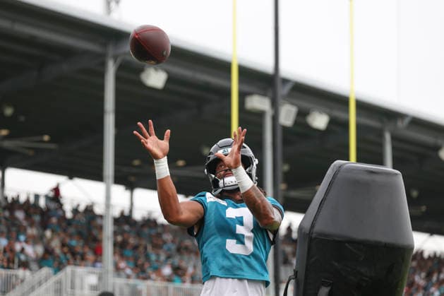 JACKSONVILLE, FL - JULY 29: Jacksonville Jaguars wide receiver Jakobi Meyers (3) works on a drill during training camp on July 29, 2026 at the Miller Electric Center in Jacksonville, Fl. (Photo by David Rosenblum Icon Sportswire) NFL, American Football Herren, USA JUL 29 Jaguars Training Camp EDITORIAL USE ONLY Icon260729224583